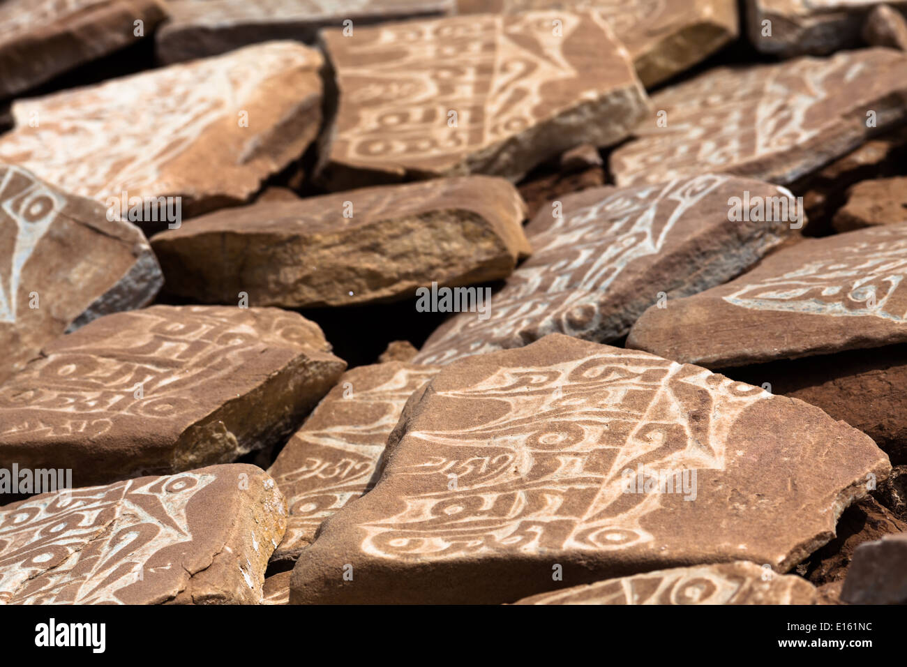 Mani pietre con "Om mani padme humâ mantra inscritto - regione di Tso Kar, Rupshu, Changtang, Ladakh, Jammu e Kashmir India Foto Stock
