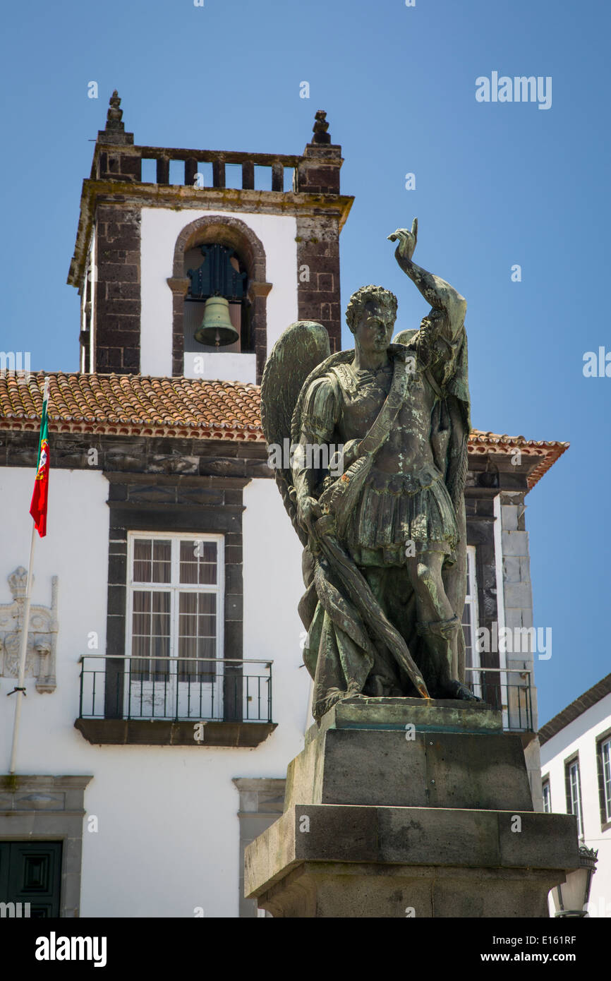 San Michele statua sotto la camara Edificio Comunale - City Hall, Ponta Delgada, isola Sao Miguel, Azzorre, Portogallo Foto Stock