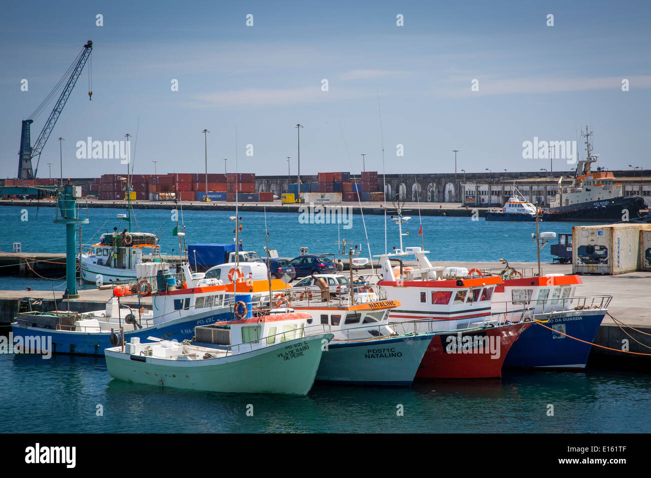 Coloratissime barche di pescatori lungo la banchina a Ponta Delgada, isola Sao Miguel, Azzorre, Portogallo Foto Stock