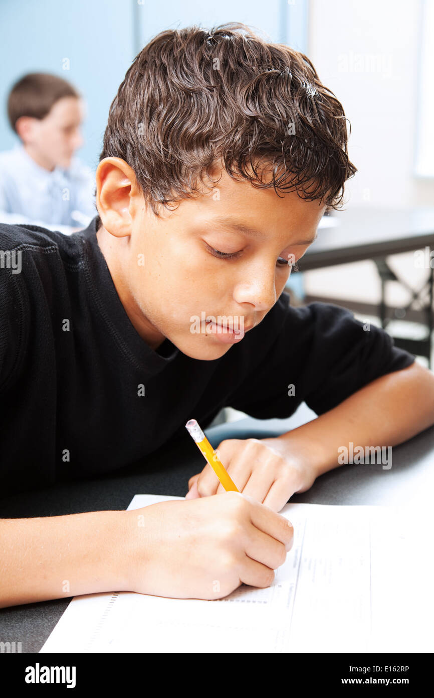 Scuola intelligente ragazzo prendendo un test standardizzato nella scuola. Foto Stock