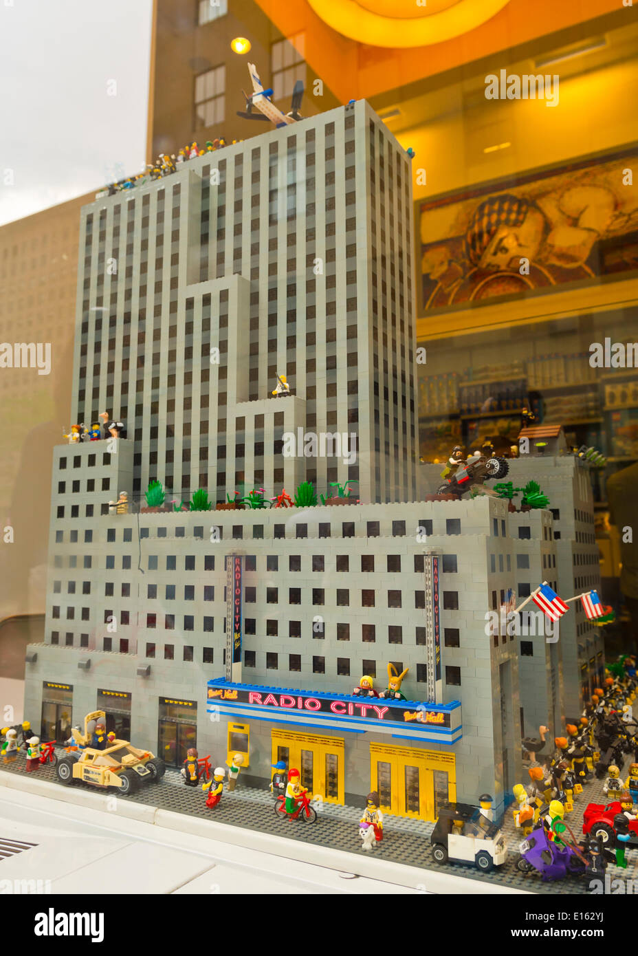 Manhattan, New York, Stati Uniti - 21 Maggio 2014 - Nel Centro Rockefeller,  il negozio Lego ha Miniland Lego con una ricreazione della Radio City Music  Hall nella sua vetrina in Manhattan.