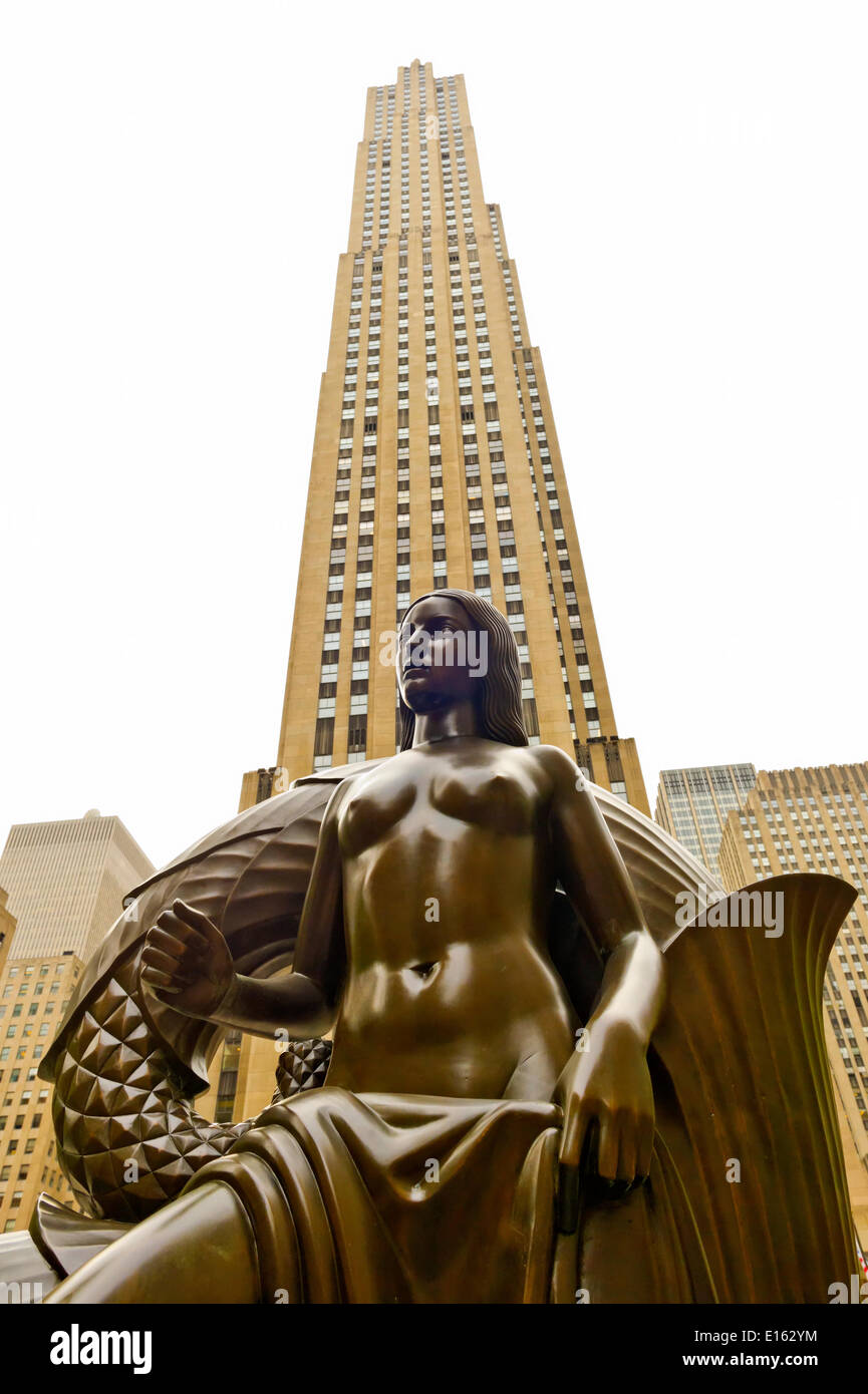 Manhattan, New York, Stati Uniti - 21 Maggio 2014 - al Rockefeller Plaza è bronzo uomo statua, Maiden, dall artista Paul Manship, con 30 Rockefeller Center telai dietro, durante una bella giornata di primavera, sebbene cielo nuvoloso. Foto Stock