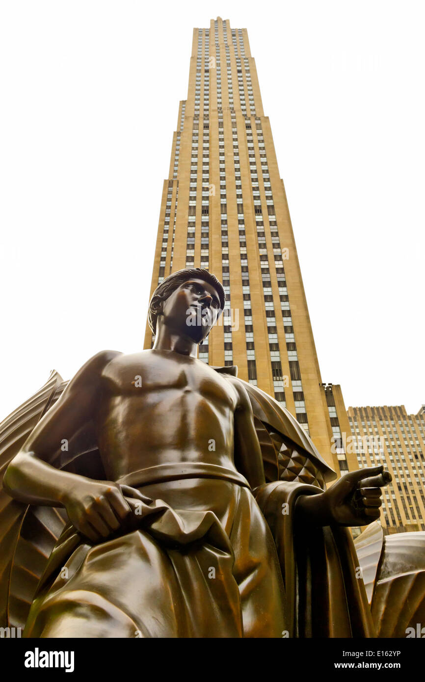 Manhattan, New York, Stati Uniti - 21 Maggio 2014 - al Rockefeller Plaza è bronzo uomo statua, della gioventù, dell'artista Paul Manship, con 30 Rockefeller Center telai dietro, durante una bella giornata di primavera, sebbene cielo nuvoloso. Foto Stock