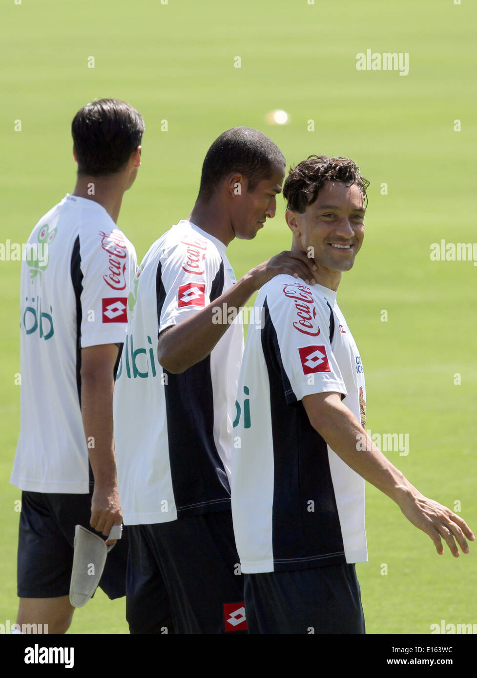 Santaana, Costa Rica. 23 Maggio, 2014. Bryan Ruiz, Roy Miller e Michael Umana (L a R) della squadra nazionale di Costa Rica partecipare a un corso di formazione per la Coppa del Mondo in Santaana, Costa Rica, il 23 maggio 2014. © Kent Gilbert/Xinhua/Alamy Live News Foto Stock