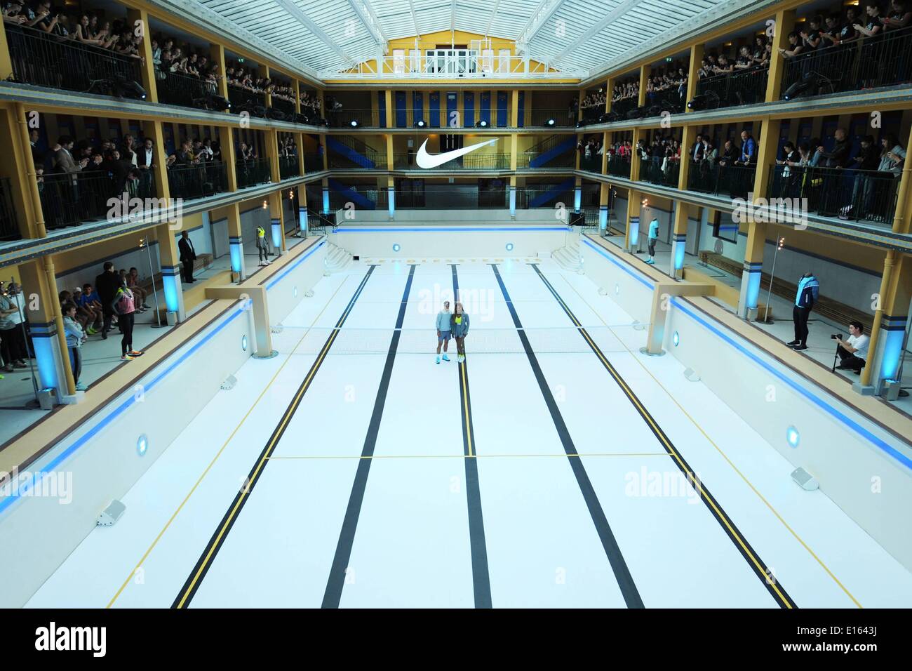 Parigi, Francia. 23 Maggio, 2014. Relazione Molitor Piscina, Parigi, Francia. 23 Maggio, 2014. Noi giocatori di tennis Serena Williams (L) e della Spagna per il giocatore di tennis Rafael Nadal sono raffigurati lo scambio di sfere su un campo da tennis impostato in una piscina presso il lusso Molitor complesso con piscina a Parigi come parte di un Nike tennis credito promozione: Azione Plus sport/Alamy Live News Foto Stock