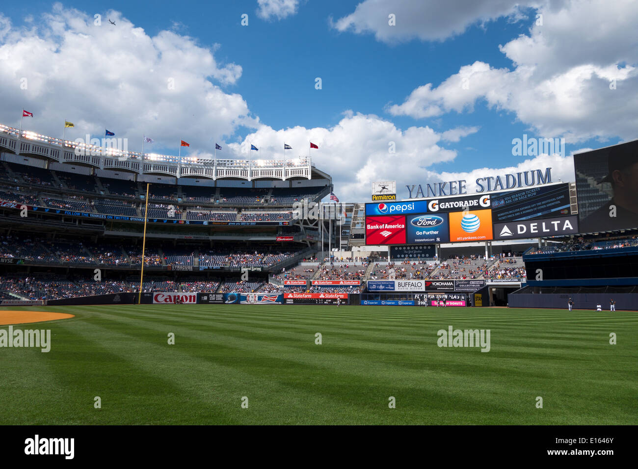 Lo Yankee Stadium, casa dei New York Yankees di baseball MLB team, si trova nel Bronx, New York, Stati Uniti d'America. Foto Stock