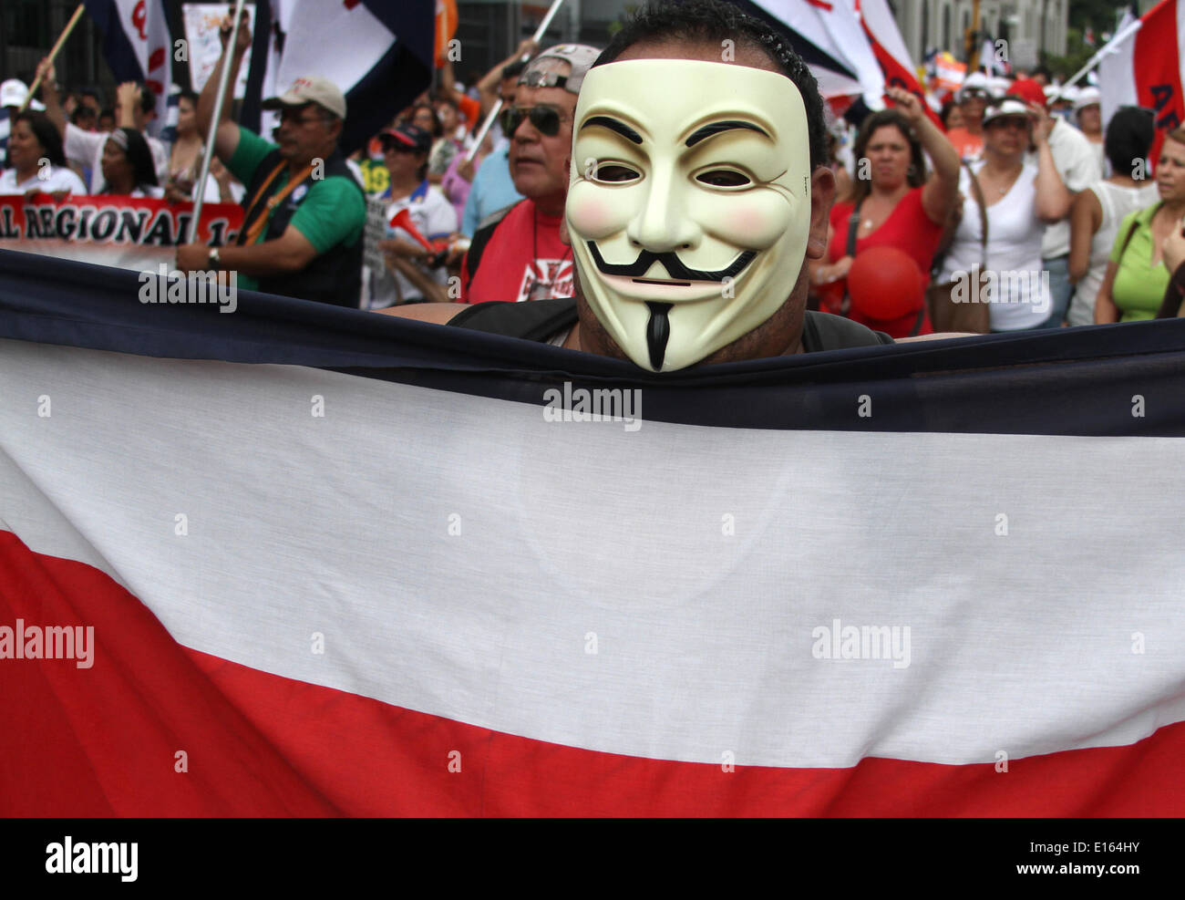 San Jose, Costa Rica. 23 Maggio, 2014. Costa Rica gli studenti di partecipare a una manifestazione di protesta chiedendo il governo per pagare i loro insegnanti' a causa dei salari, in San Jose, la capitale della Costa Rica, il 23 maggio 2014. © Kent Gilbert/Xinhua/Alamy Live News Foto Stock