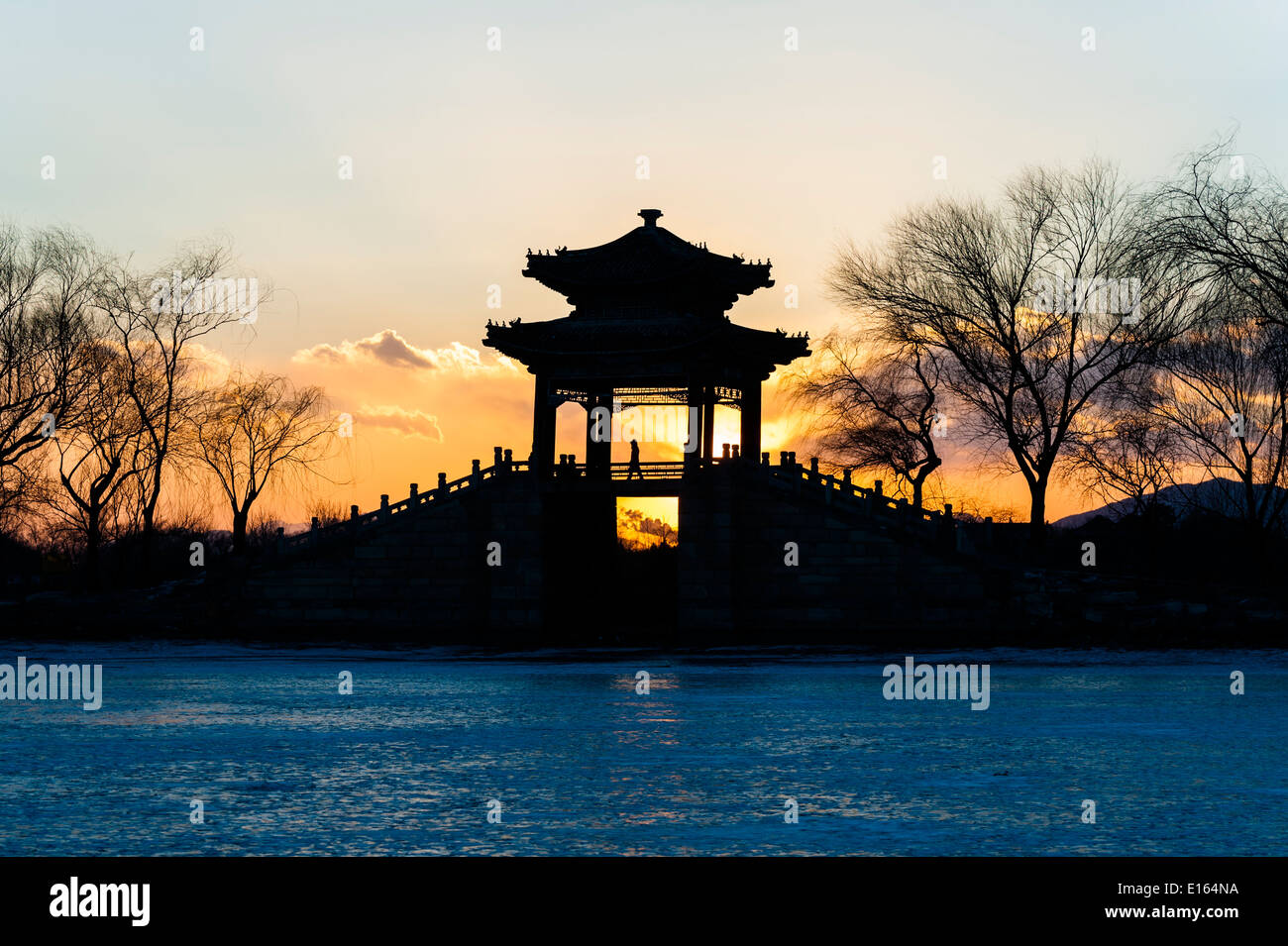 Ponte di Xidi del Palazzo Estivo al tramonto, Pechino Foto Stock