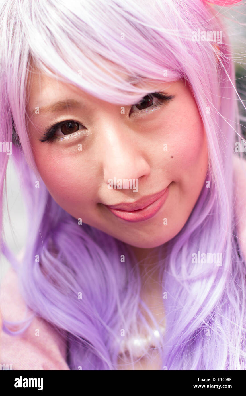 Donna Giapponese con capelli viola. Kawaii cultura. Tokyo, Giappone Foto Stock