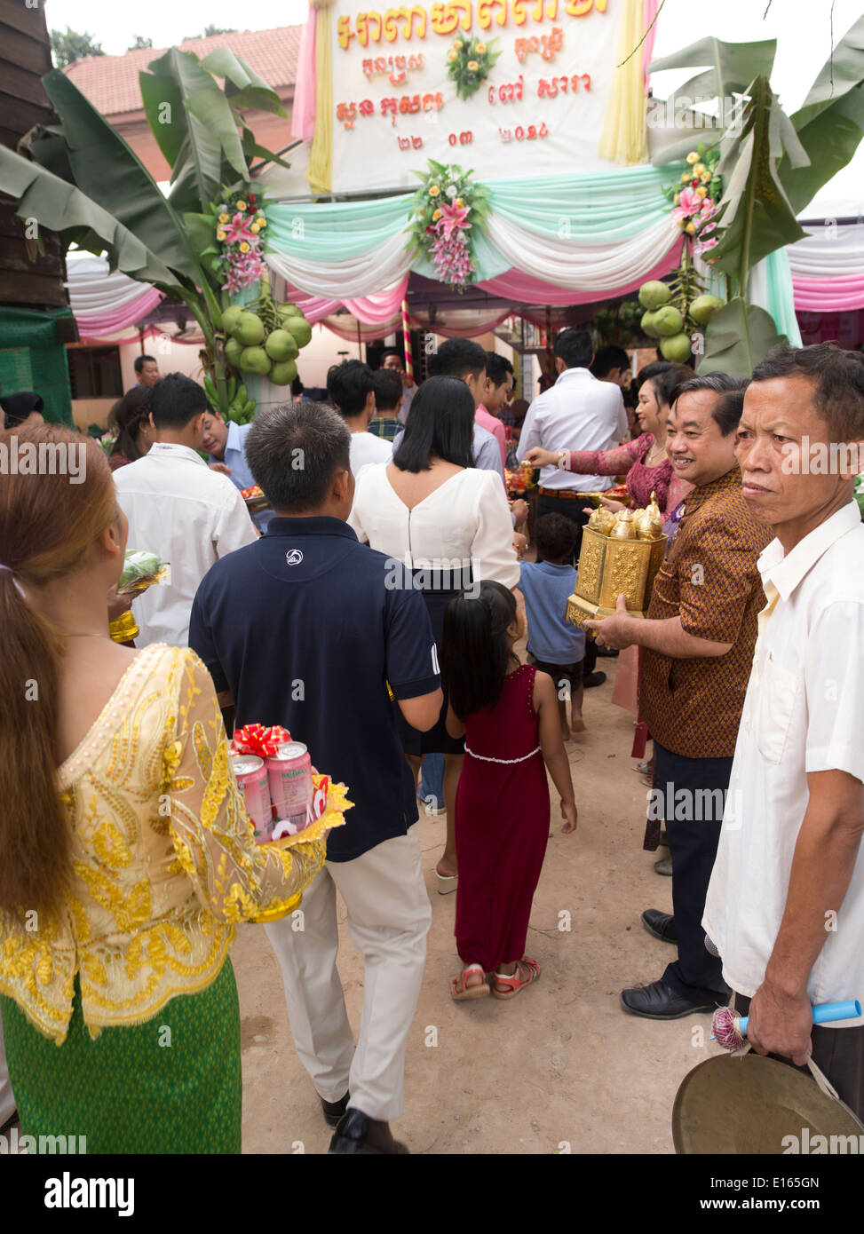 La famiglia e gli amici arrivano con doni al matrimonio cambogiano di Suon Kosal (groom) e Pao Sara (sposa) Siem Reap, Cambogia Foto Stock
