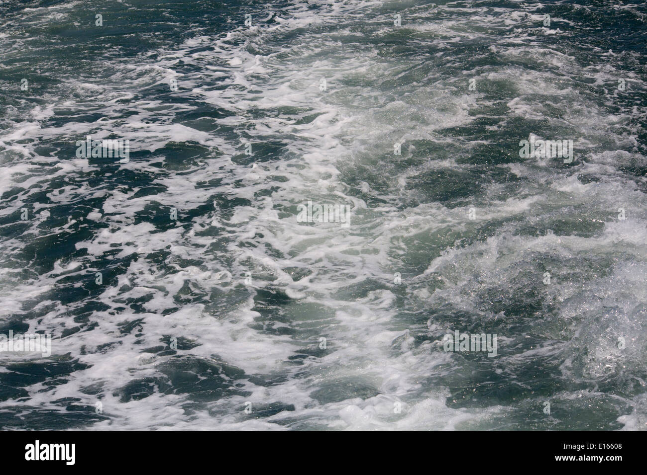 Risacca schiumoso acqua sentiero a sinistra dietro a bordo di una barca sul fiume Australia Foto Stock