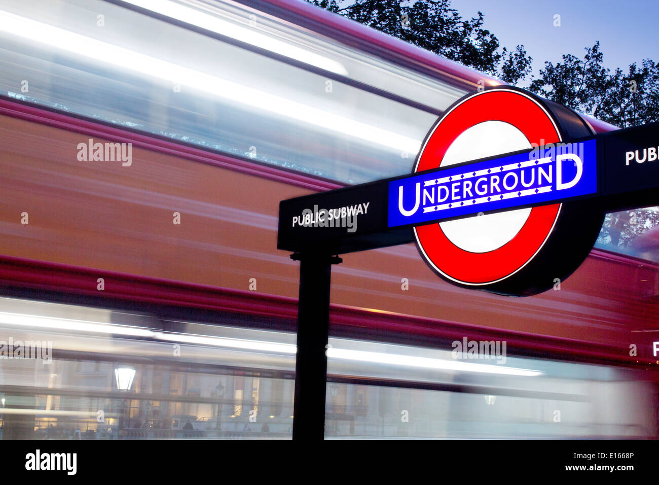 Trafalgar Square Tube alla metropolitana stazione della metropolitana segno roundel con red bus londinese passando sulla strada dietro a Londra England Regno Unito Foto Stock
