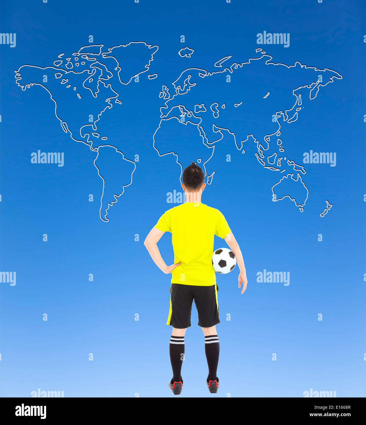 Giocatore di calcio tenendo un calcio e cerca mappa globale Foto Stock