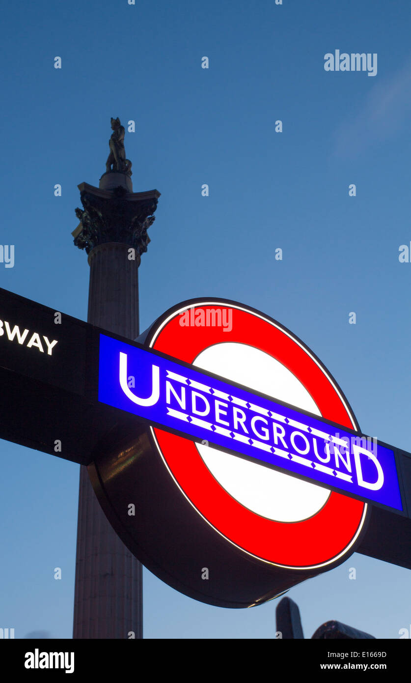 Trafalgar Square Tube alla metropolitana stazione della metropolitana segno roundel con Nelson's colonna sopra Londra Inghilterra REGNO UNITO Foto Stock