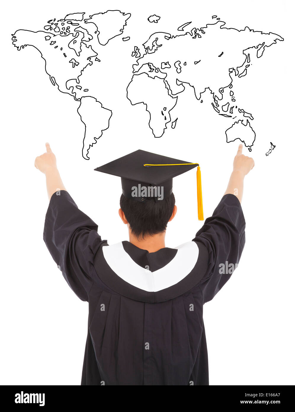 Uomo di graduazione che indossa un mortarboard e punto al mondo Foto Stock