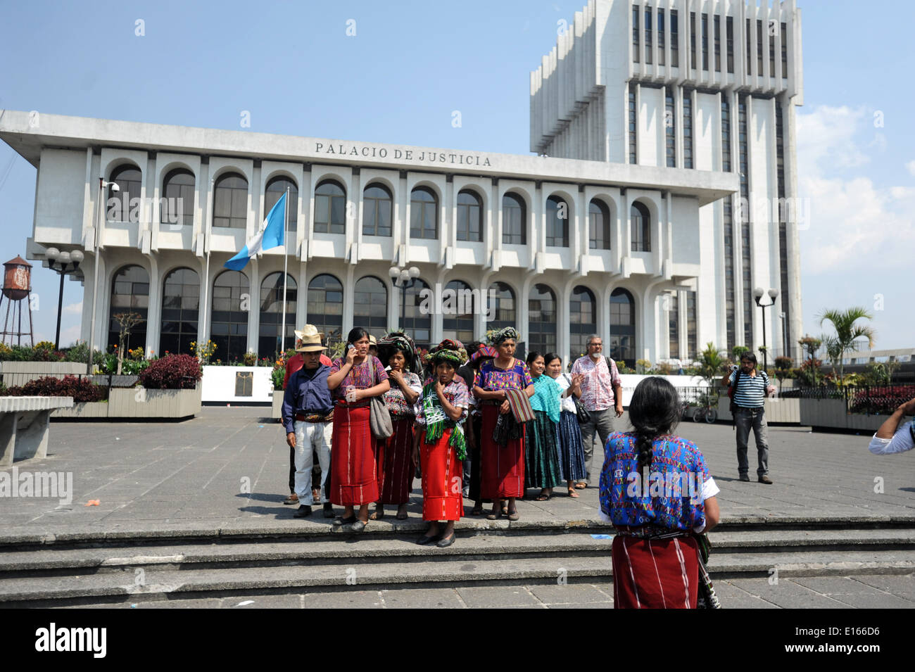 Ixel persone si radunano davanti alla Corte Suprema come ex-dittatore guatemalteco Rios Montt va in prova per genocidio, Città del Guatemala, Guatemala. Foto Stock