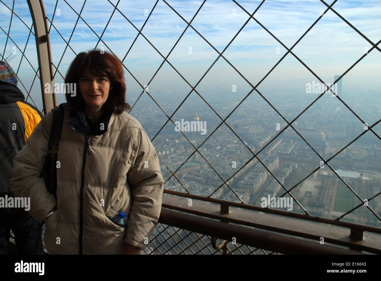 I turisti sul secondo livello, Eiffel, Torre, Parigi, Francia. Foto Stock