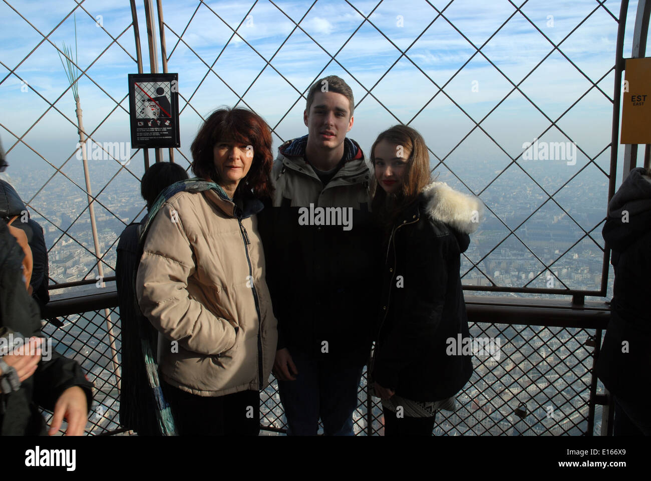 I turisti sul secondo livello, Eiffel, Torre, Parigi, Francia. Foto Stock