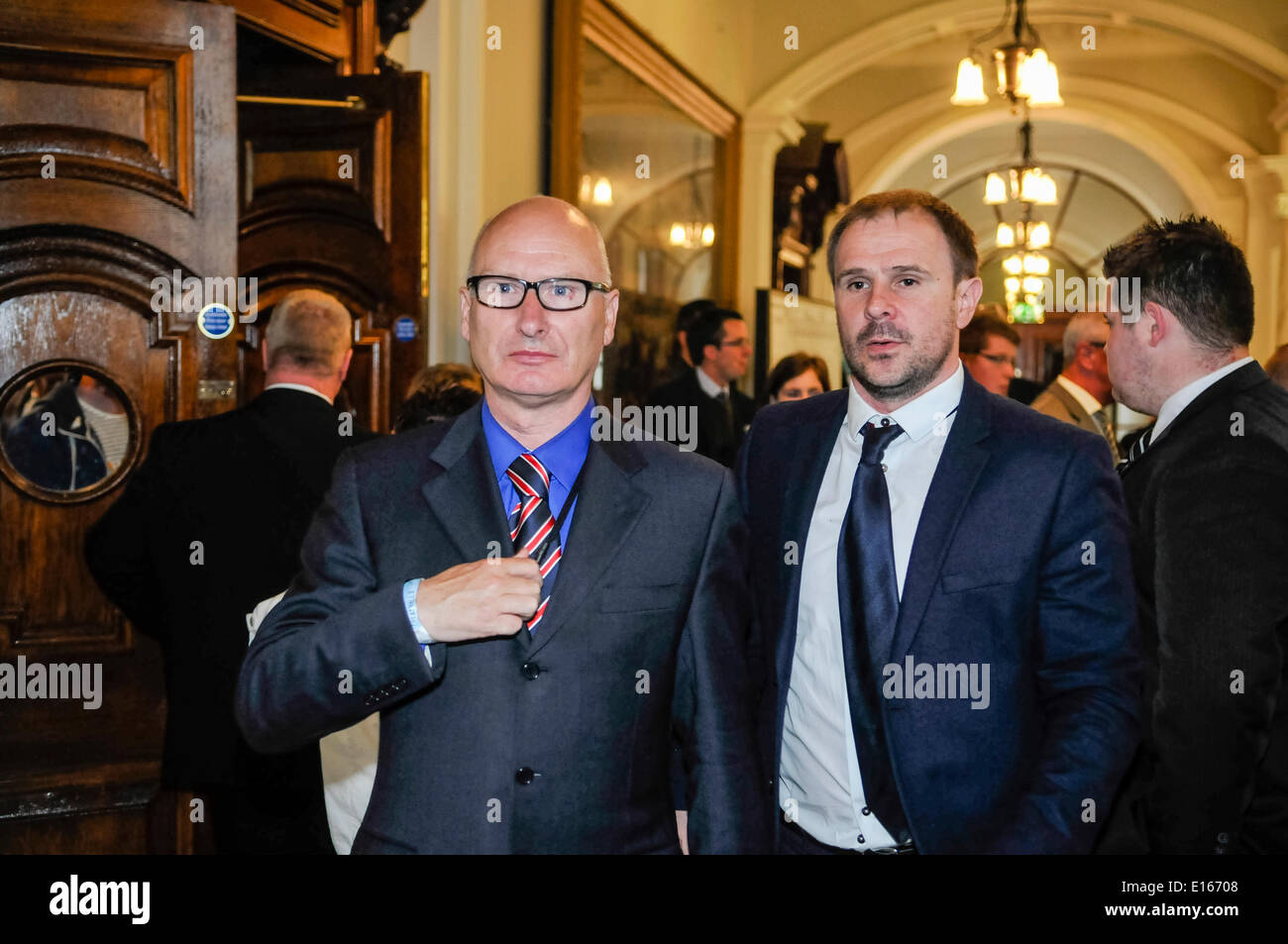 Belfast, Irlanda del Nord. 23 Maggio 2014 - Billy Hutchinson, insieme a Winston Irvine (progressivo Partito unionista) dopo essere tornato a Belfast City consiglio il primo conteggio durante il Consiglio Locale elezioni in Irlanda del Nord Credit: stephen Barnes/Alamy Live News Foto Stock