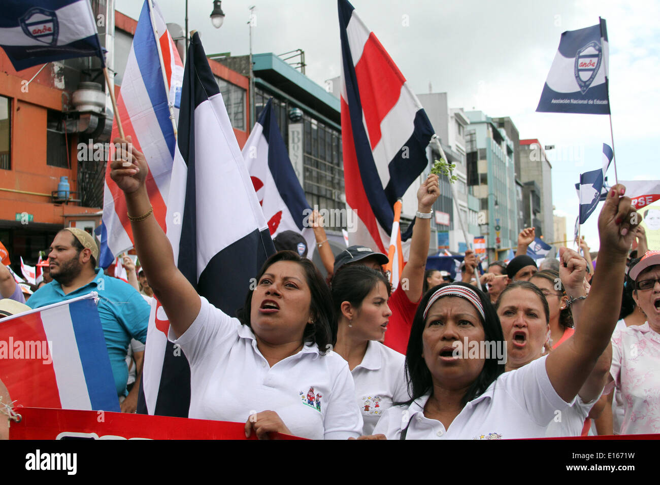 San Jose, Costa Rica. 23 Maggio, 2014. Persone gridare slogan, durante una manifestazione di protesta a San Jose, la capitale della Costa Rica, 23 maggio 2014. Gli studenti e gli insegnanti hanno partecipato a una manifestazione di protesta a richiesta arretrati di retribuzione da parte del governo, secondo la stampa locale. Credito: Kent Gilbert/Xinhua/Alamy Live News Foto Stock