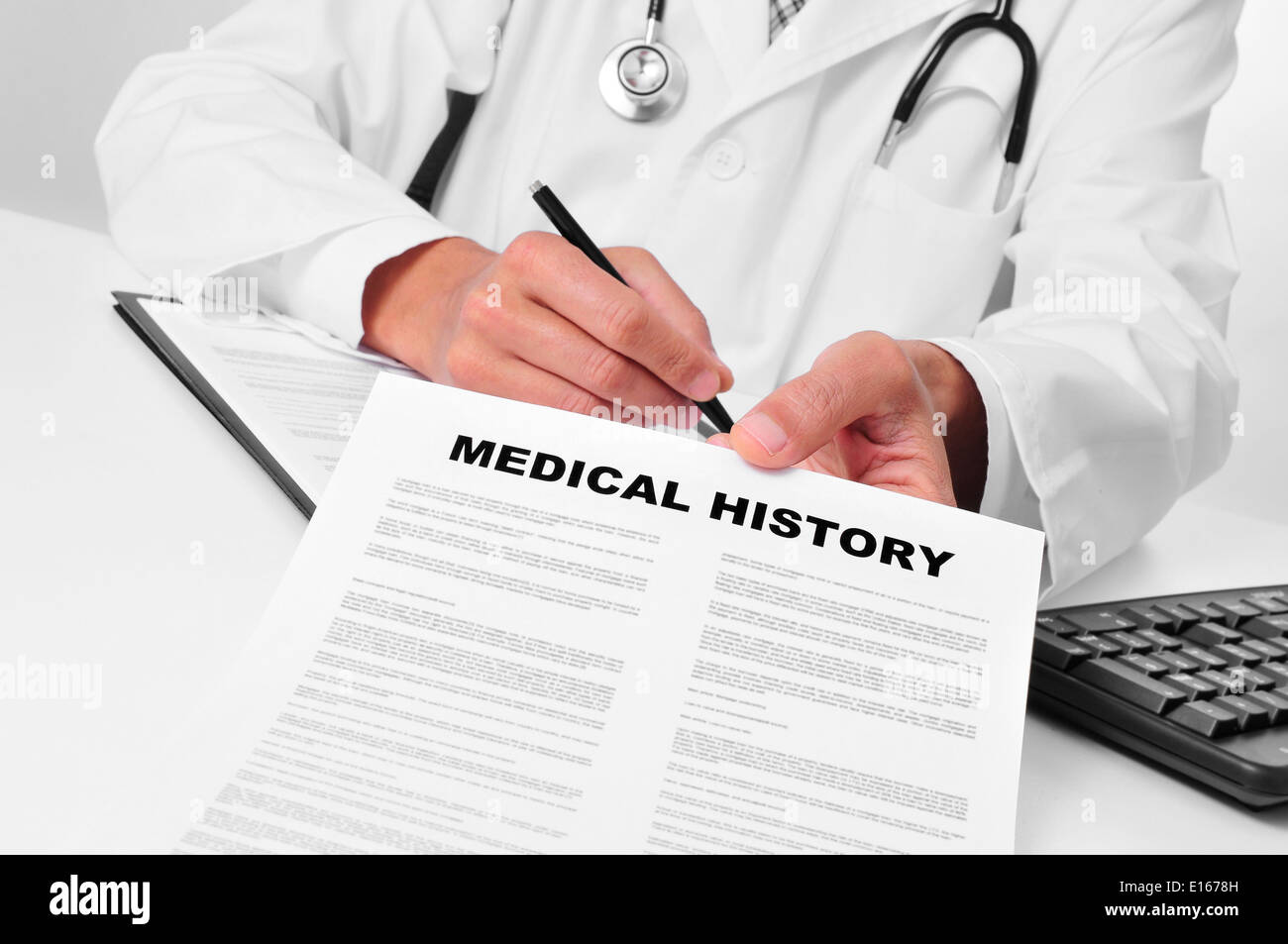 Medico nel suo ufficio che mostra una storia medica Foto Stock