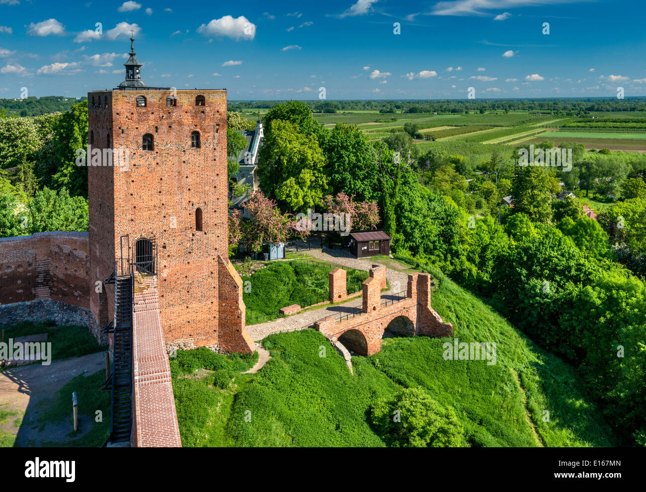 Guardando dalla torre di Porta sulla pianura Mazovian dal medievale Mazovian Princes castello nei pressi del villaggio di Czersk, Mazovia, Polonia Foto Stock