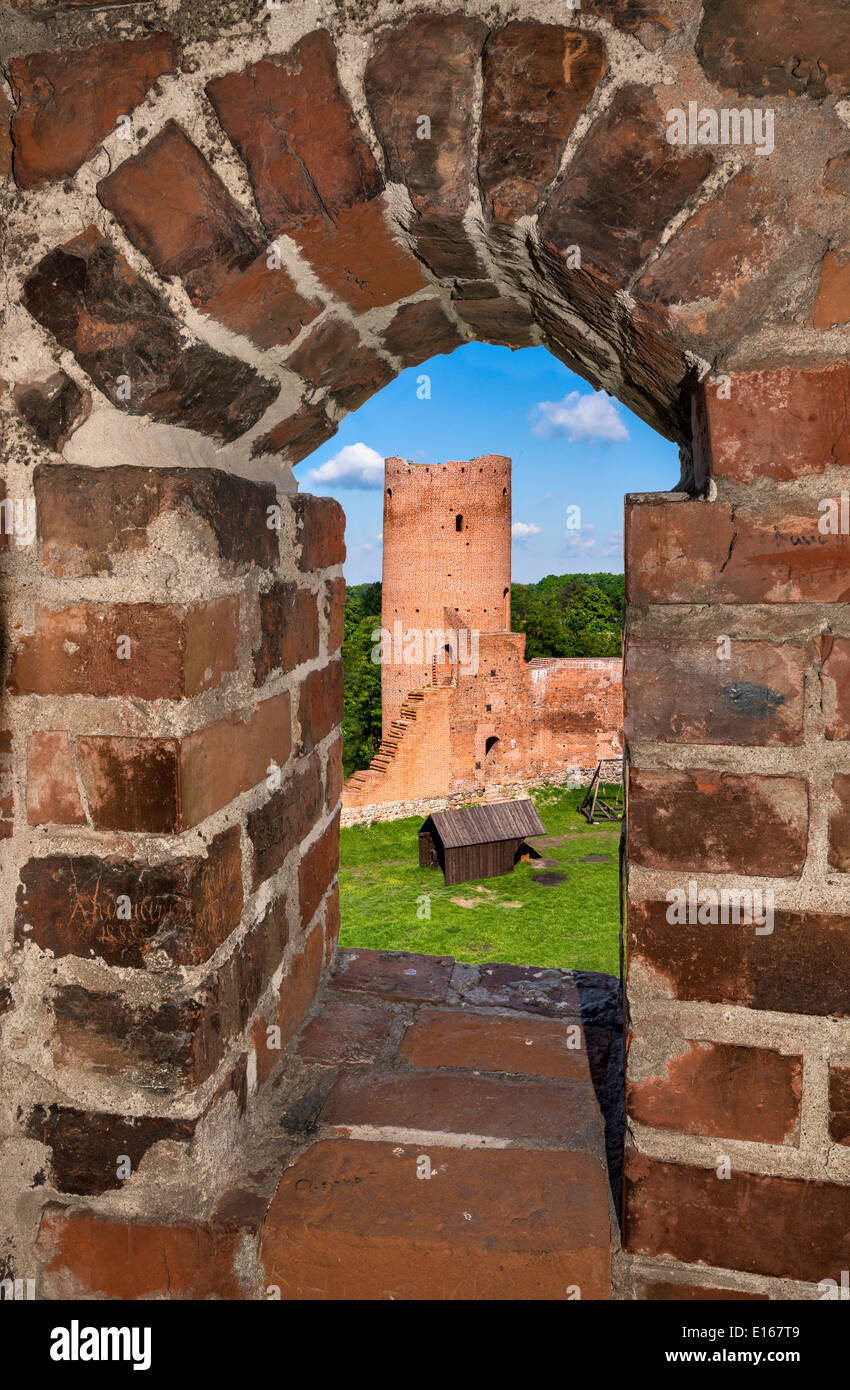 West Tower visto attraverso squarcio a Sud Torre medievale di Mazovian Princes castello nei pressi del villaggio di Czersk, Mazovia, Polonia Foto Stock