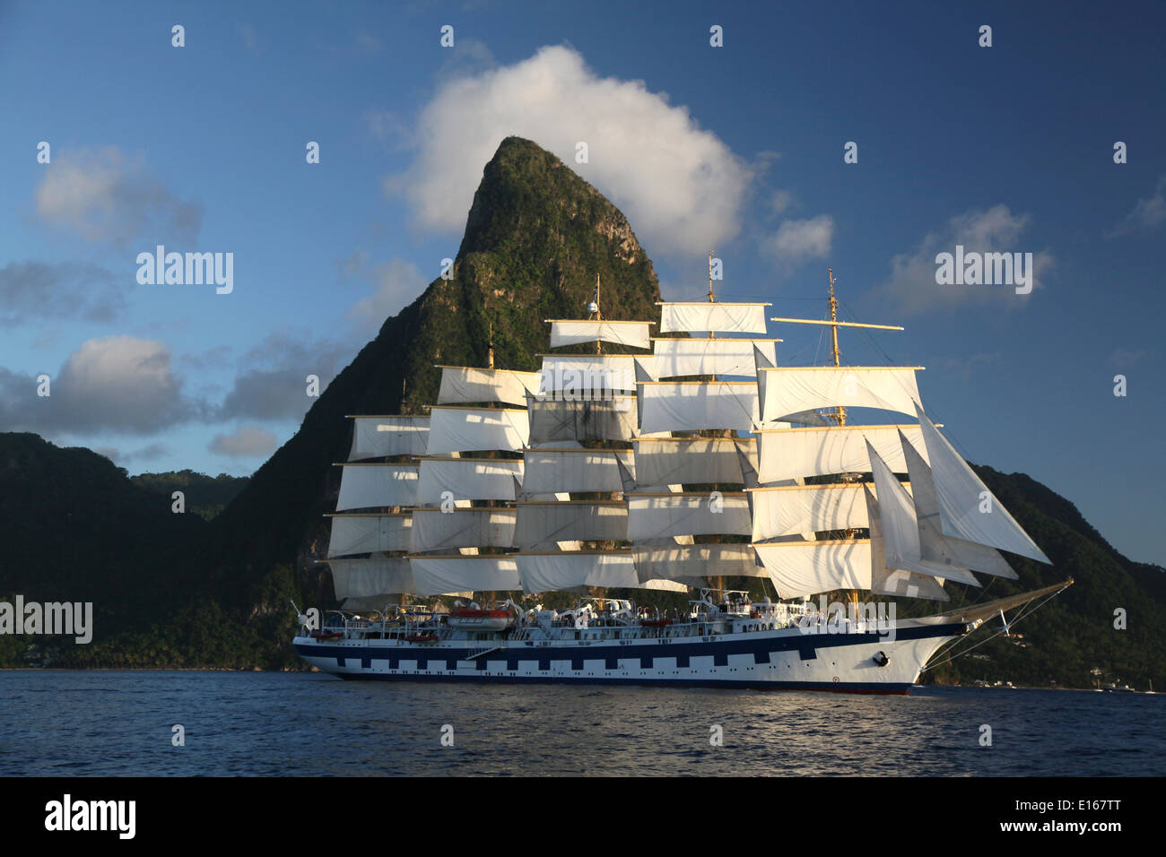 Una barca a vela clipper ship in pieno la vela,lascia il porto di Santa Lucia e passa sotto la leggendaria Montagna dei Caraibi Foto Stock