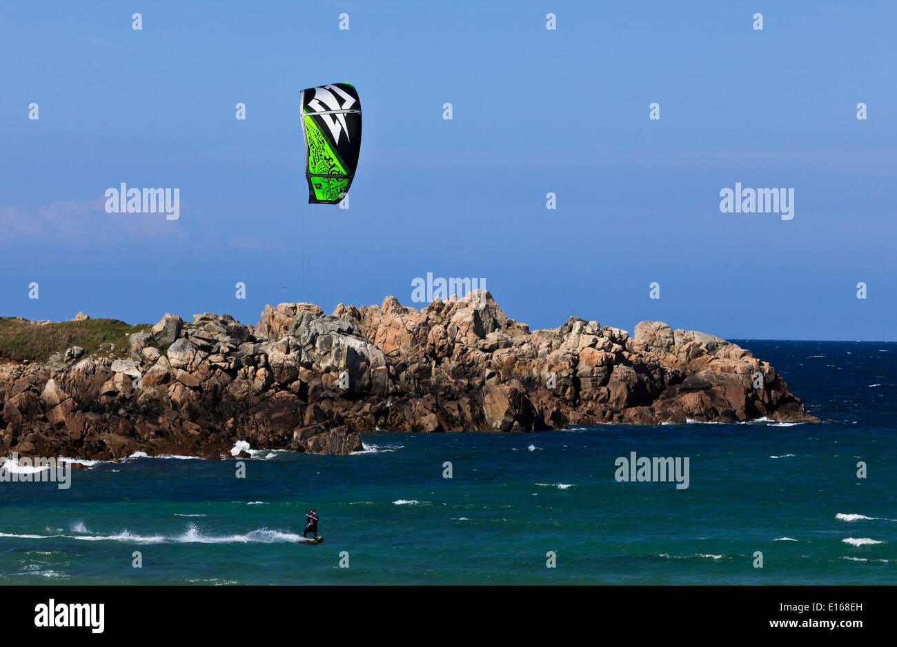 9154. Kite Surfer, Guernsey, Isole del Canale, Regno Unito, Europa Foto Stock