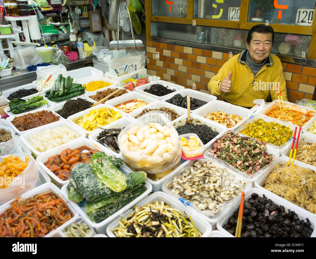 Sottaceti in vendita nella Kosetsu Ichiba Mercato, off Kokusai Street, citta' di Naha, a Okinawa, Giappone Foto Stock