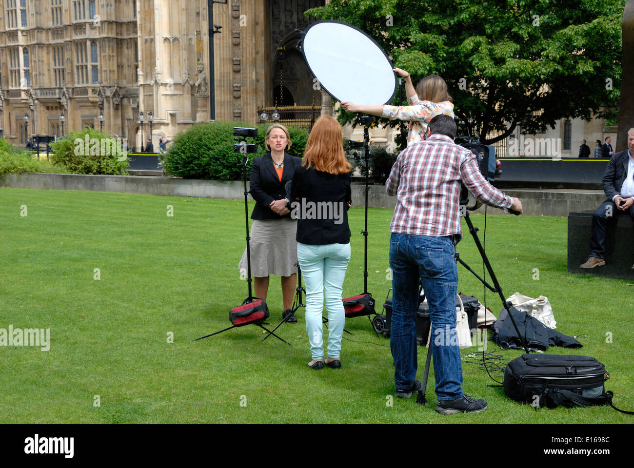 Natalie Bennett, leader del Partito Verde di Inghilterra e Galles, dando un intervista in TV su College Green, Westminster Foto Stock