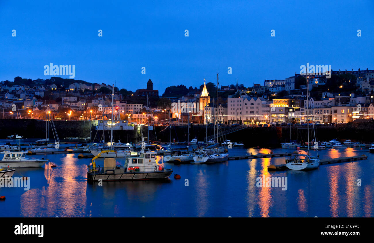9183. St Peter Port di notte, Guernsey, Isole del Canale, Regno Unito, Europa Foto Stock
