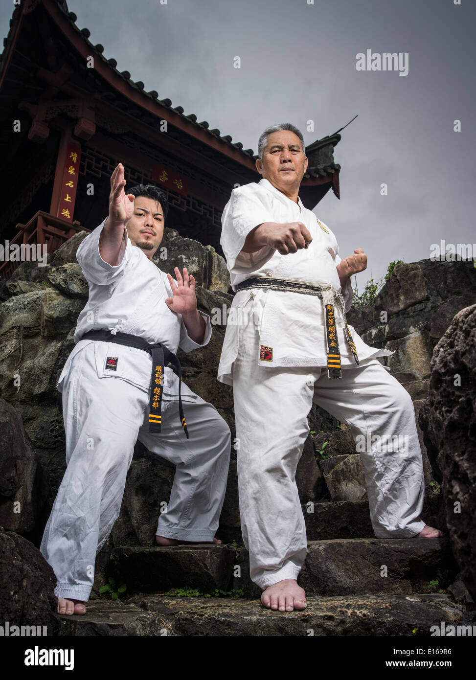 Karate Master Meitetsu Yagi e figlio Ippei Yagi di Karate Meibukan a Fukushu En, Naha, Okinawa, in Giappone Foto Stock