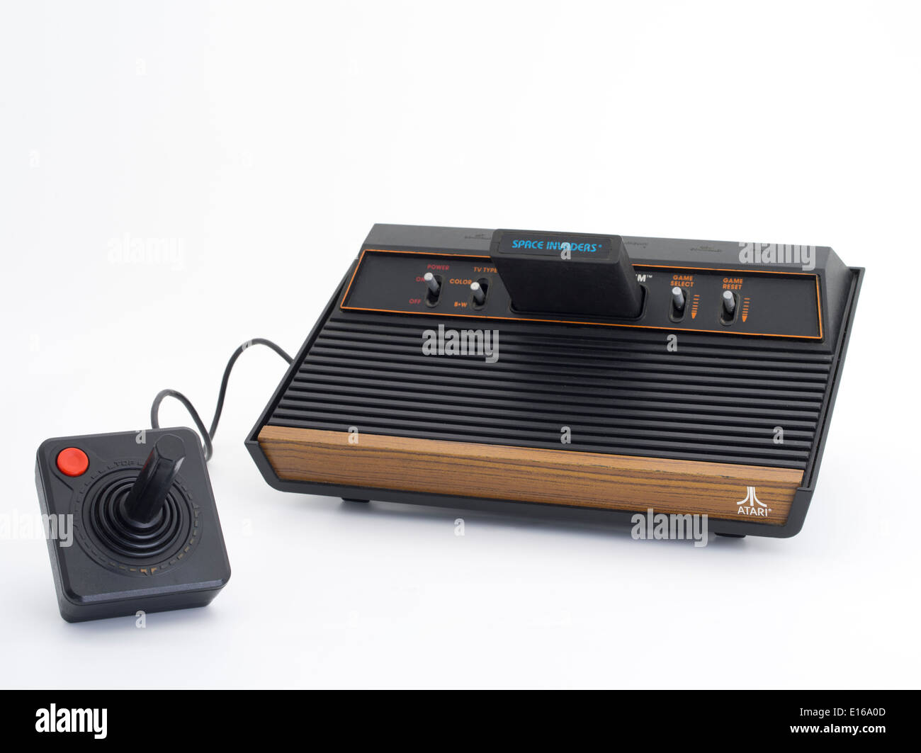 Atari 2600 è una console per videogiochi Atari VCS, per Video sistema informatico con i Invaders dello spazio gioco e joystick Foto Stock