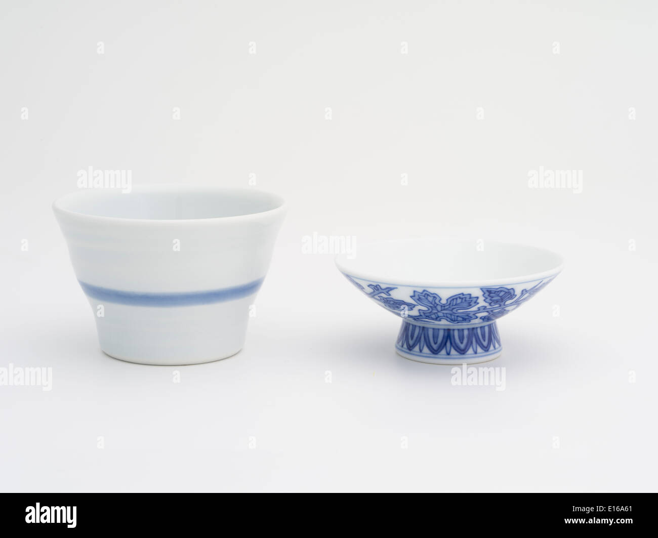 A buon mercato cup (sinistra) Hitachi Tsuji 常陸 辻 bene calice (destra) sulla vendita per 10.000 yen (US$100) in Arita, Giappone all'arita Fiera della Ceramica Foto Stock A buon mercato cup (sinistra) Hitachi Tsuji 常陸 辻 bene calice (destra) sulla vendita per 10.000 yen (US$100) in Arita, Giappone all'arita Fiera della Ceramica Foto Stock