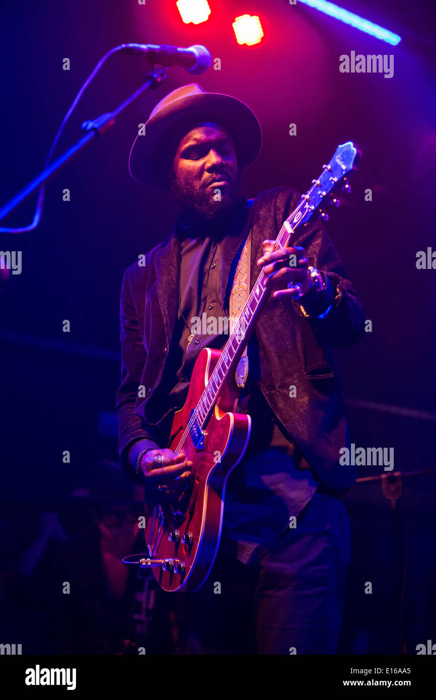 Milano Italia. 23 maggio 2014. Il rock americano-chitarrista blues e vincitore di Grammy GARY CLARK JR. Suona dal vivo presso Magazzini Generali Credito: Rodolfo Sassano/Alamy Live News Foto Stock