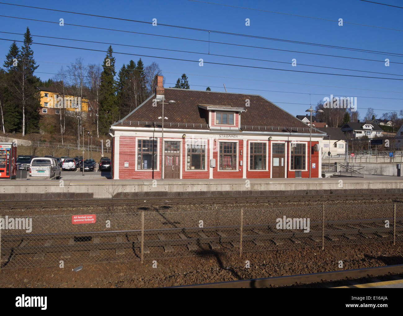 Strømmen stazione ferroviaria, vecchio edificio in legno, moderno il pendolarismo il mozzo sulla periferia di Oslo Norvegia Foto Stock
