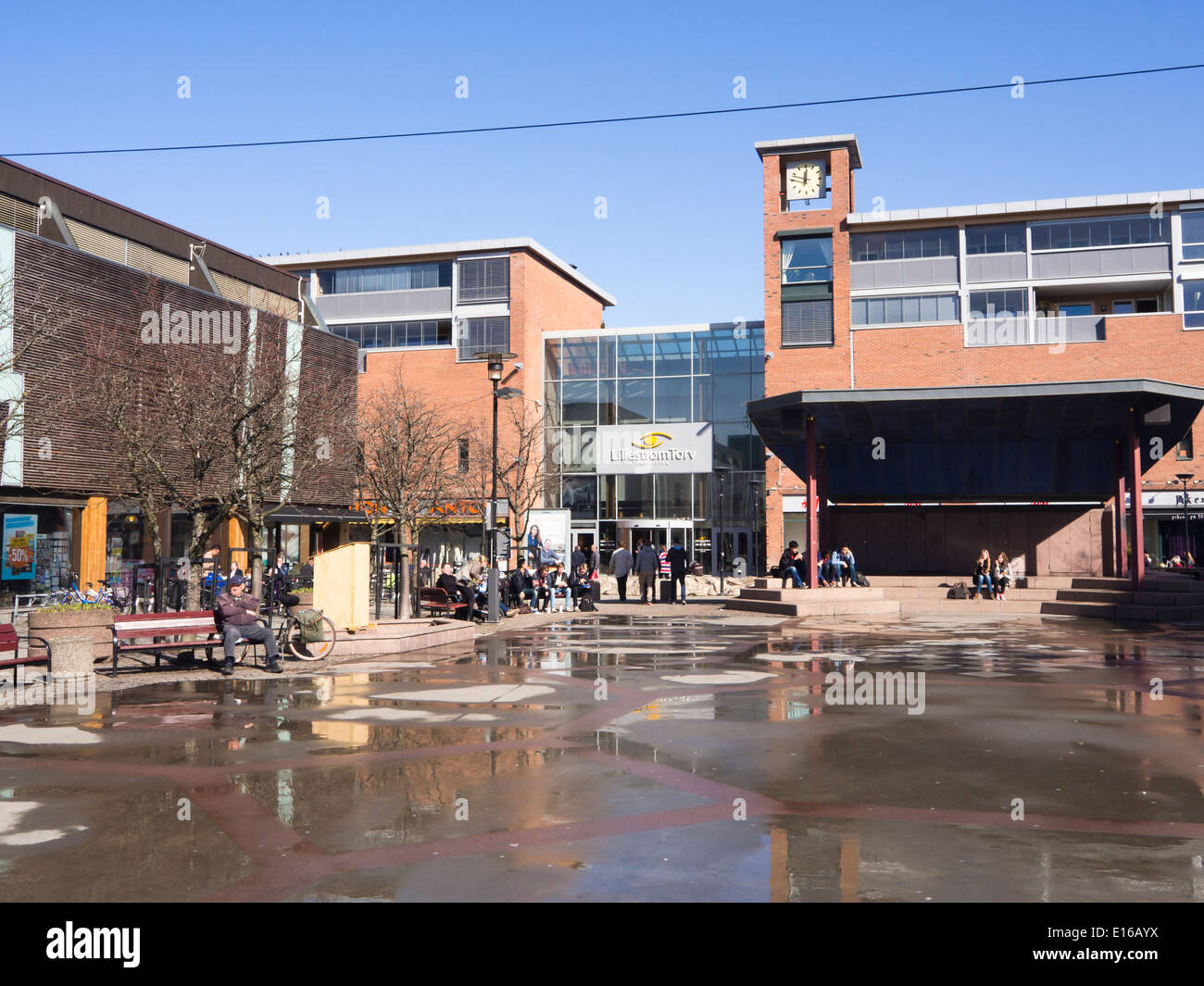 Lillestrøm Akershus Norvegia, la piazza principale del paese con un moderno centro per lo shopping e i ristoranti all'aperto stage Foto Stock