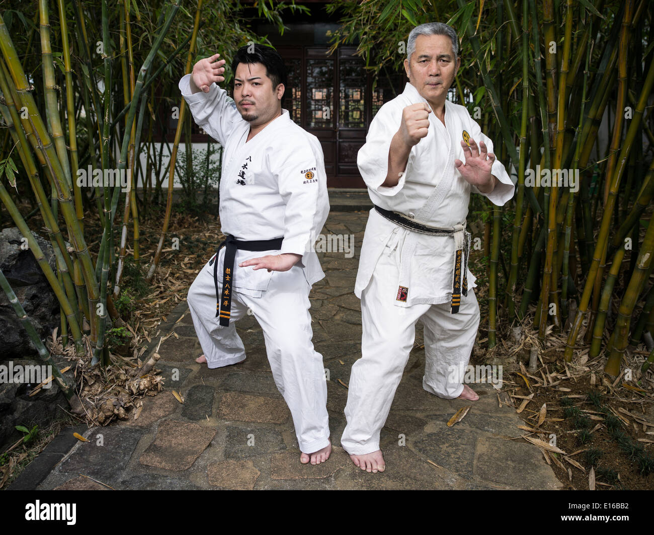 Karate Master Meitetsu Yagi e figlio Ippei Yagi di Karate Meibukan a Fukushu En, Naha, Okinawa, in Giappone Foto Stock