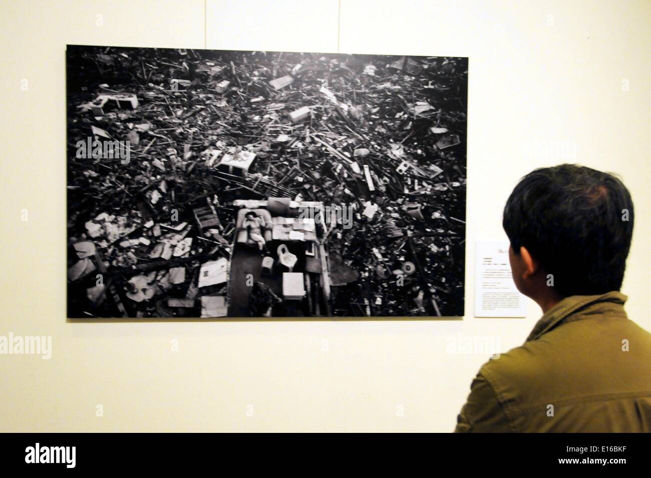 Pechino, Cina. Xxiv Maggio, 2014. Un visitatore visualizza la foto "Typhoon Haiyan', preso da Kevin Frayer alla decima China International Press Photo Contest (CHIPP) vincente mostra fotografica a Pechino Capitale della Cina, 24 maggio 2014. La mostra, visualizzazione 229 foto vincitrici, dato dei calci fuori alla Cina Monumento Millenario di sabato. © Wang Zhen/Xinhua/Alamy Live News Foto Stock