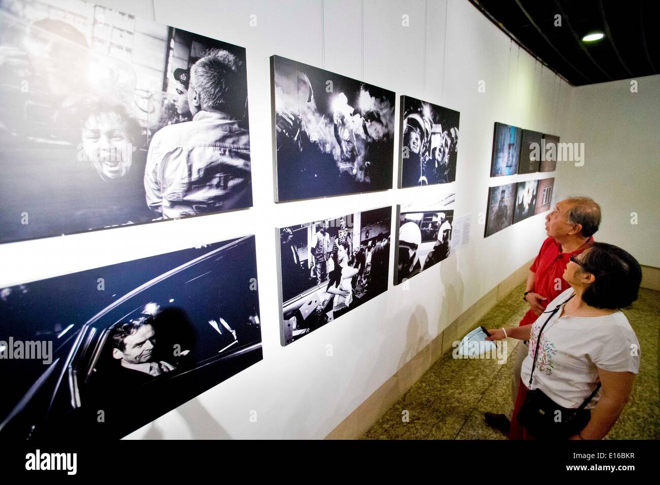 Pechino, Cina. Xxiv Maggio, 2014. Visitatori visualizza le foto alla decima China International Press Photo Contest (CHIPP) vincente mostra fotografica a Pechino Capitale della Cina, 24 maggio 2014. La mostra, visualizzazione 229 foto vincitrici, dato dei calci fuori alla Cina Monumento Millenario di sabato. © Zhao Bing/Xinhua/Alamy Live News Foto Stock