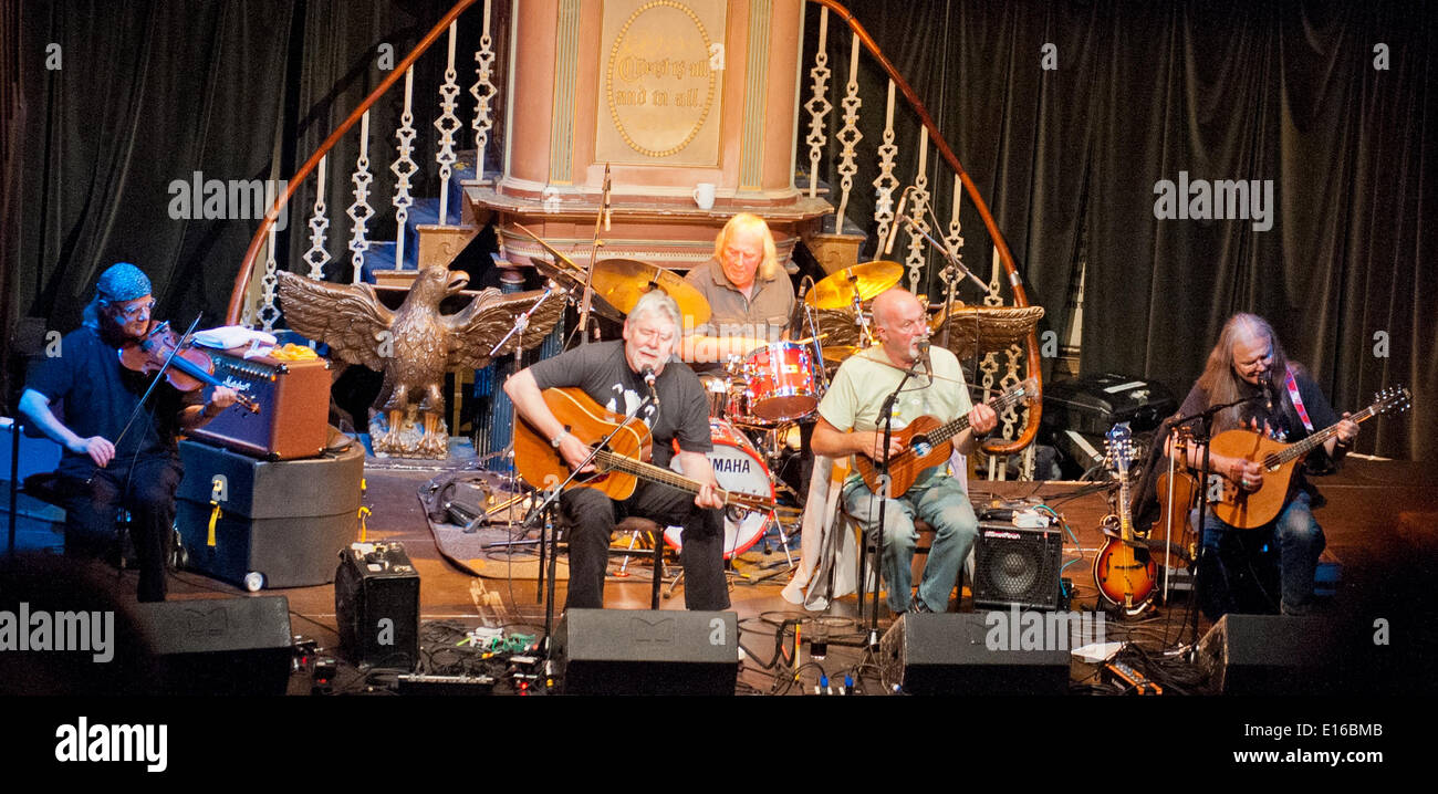 Foto da: Charlie Bryan Picture :Worcester REGNO UNITO : Fairport Convention, Simon Nicol,Dave Pegg,Gerry Conway,Chris Leslie e Ric Sanders,eseguendo in Worcesters Huntington Hall, durante la loro 'semi Acoustic Tour del Regno Unito". Data 23/05/2014 Ref: Foto Stock