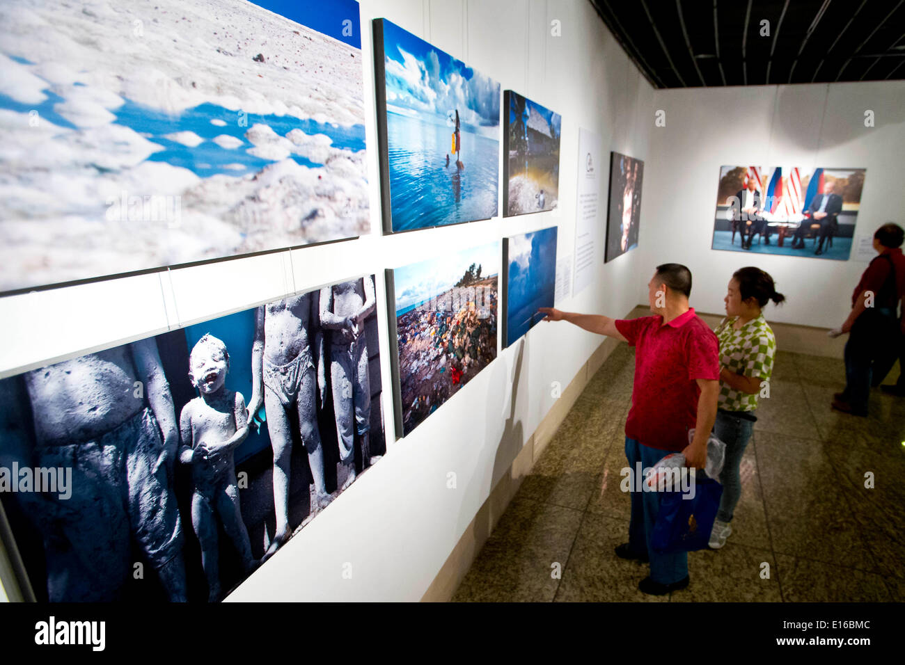 Pechino, Cina. Xxiv Maggio, 2014. Visitatori visualizza le foto alla decima China International Press Photo Contest (CHIPP) vincente mostra fotografica a Pechino Capitale della Cina, 24 maggio 2014. La mostra, visualizzazione 229 foto vincitrici, dato dei calci fuori alla Cina Monumento Millenario di sabato. © Zhao Bing/Xinhua/Alamy Live News Foto Stock