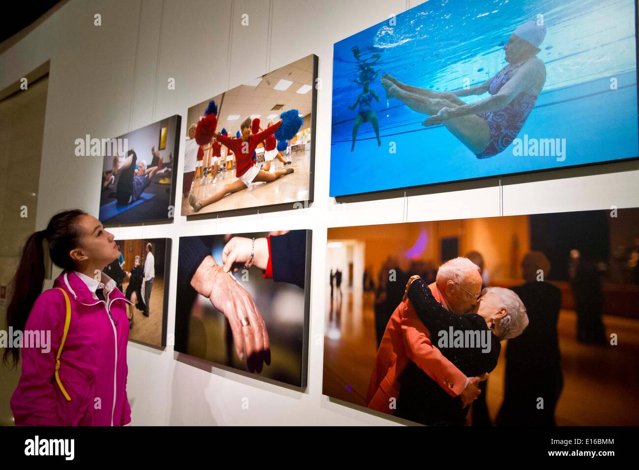 Pechino, Cina. Xxiv Maggio, 2014. Un visitatore visualizza foto al decimo China International Press Photo Contest (CHIPP) vincente mostra fotografica a Pechino Capitale della Cina, 24 maggio 2014. La mostra, visualizzazione 229 foto vincitrici, dato dei calci fuori alla Cina Monumento Millenario di sabato. © Zhao Bing/Xinhua/Alamy Live News Foto Stock