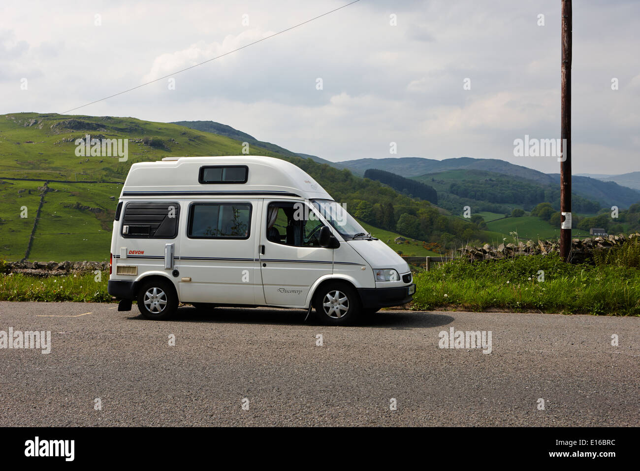 Il vecchio Ford Transit camper parcheggiato in layby sulla a6 valle longsleddale Cumbria Regno Unito Foto Stock
