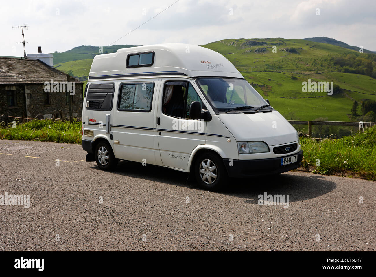 Il vecchio Ford Transit camper parcheggiato in layby sulla a6 valle longsleddale Cumbria Regno Unito Foto Stock