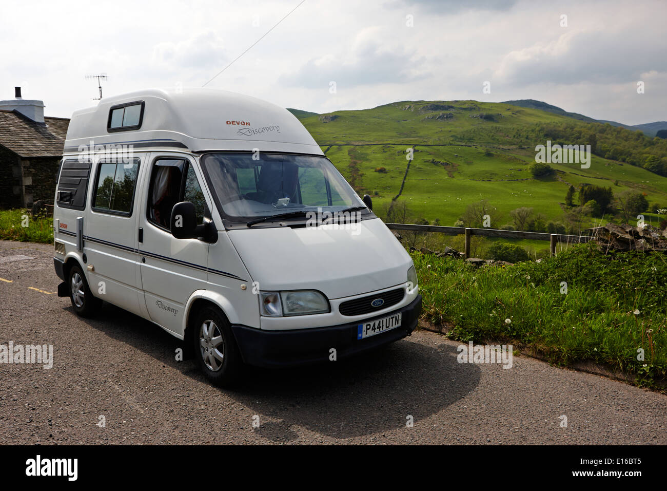 Il vecchio Ford Transit camper parcheggiato in layby sulla a6 valle longsleddale Cumbria Regno Unito Foto Stock