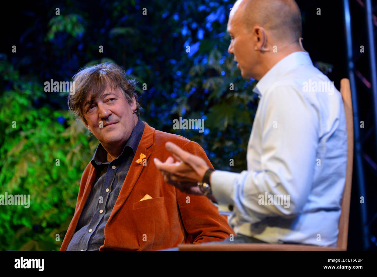 Hay on Wye, Wales UK, Sabato 24 Maggio 2014 Stephen Fry in conversazione con Tony FADELL, l'inventore di iPod, sul palco il terzo giorno del 2014 Daily Telegraph Hay Festival della Letteratura, Wales UK Credit: keith morris/Alamy Live News Foto Stock