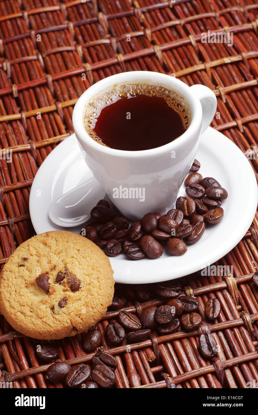 Caffè e biscotti in vimini e tavolo in legno Foto Stock