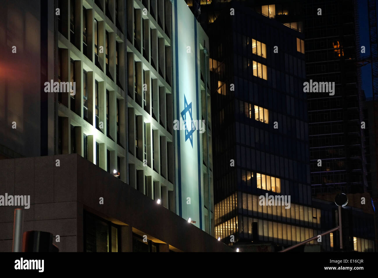 La bandiera israeliana è appesa in un edificio a Tel Aviv durante il giorno ufficiale del ricordo di Yom Hazikaron Israele per i soldati caduti delle guerre di Israele e vittime di azioni terroristiche Foto Stock